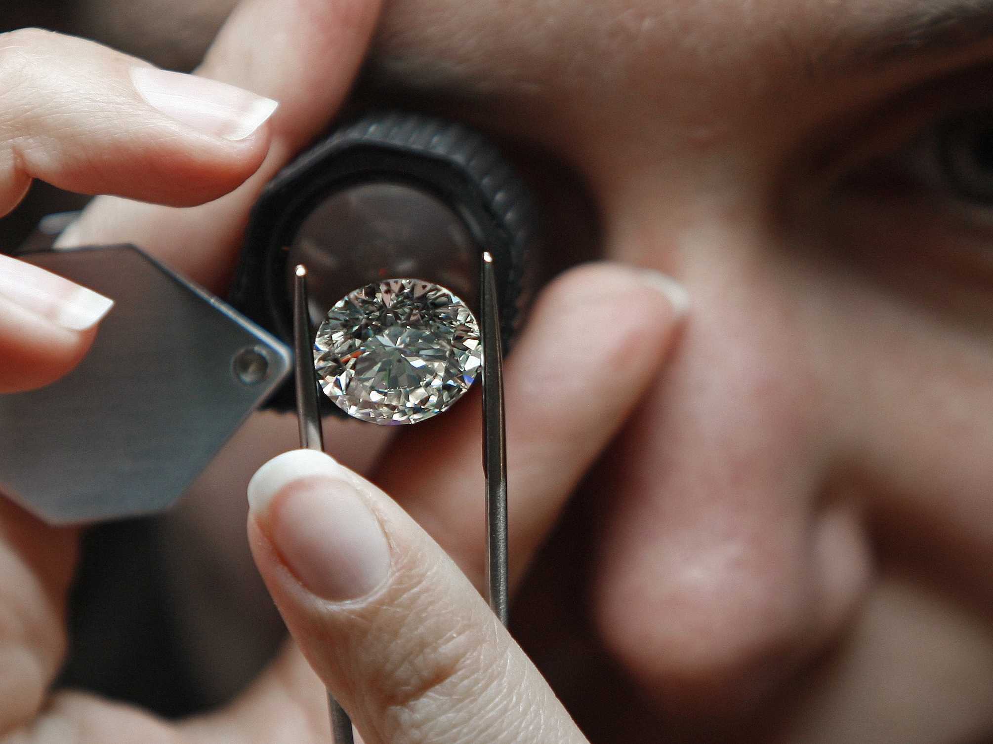 Проверить подлинность бриллианта кольце. Геммолог gia. Идентификация драгоценных камней.